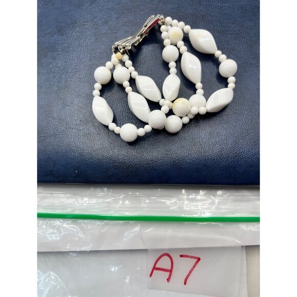 Vintage White Triple Strand Beaded Bracelet With Metal Clasp A07 - Picture 3 of 4